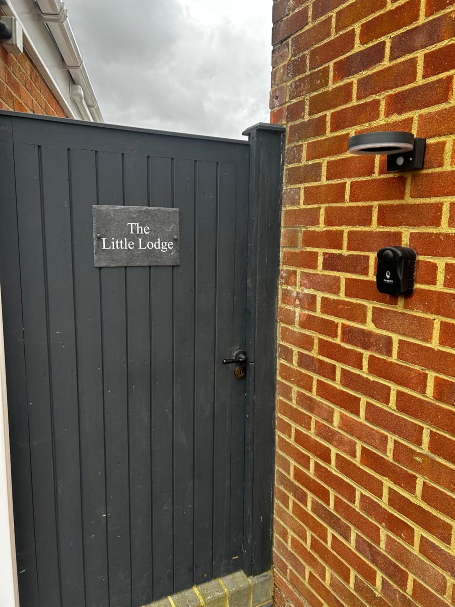 The Little Lodge Horley Exterior photo